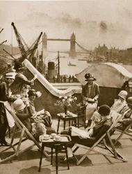 El jardín en la azotea del Langbourne Club para mujeres de la ciudad, Fishmonger Hall Street, Londres 1925